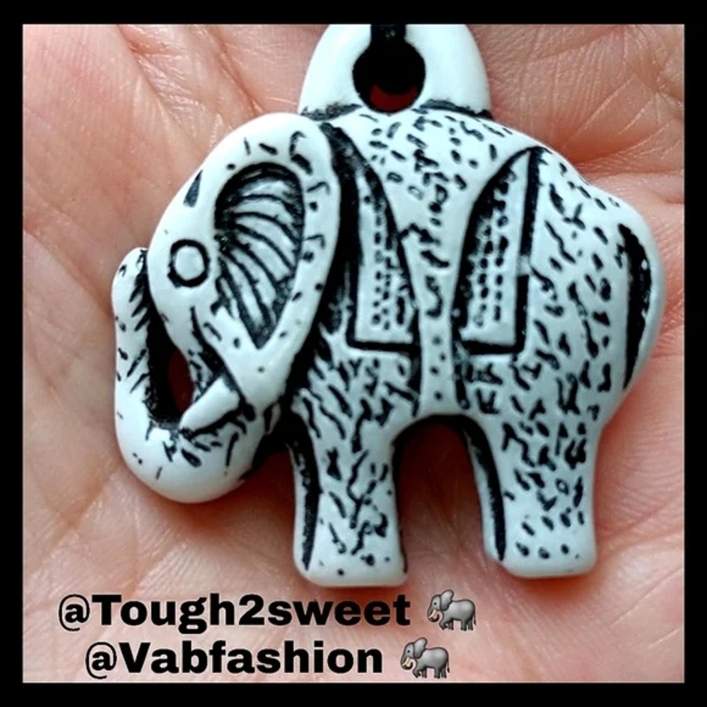 ARTISAN CARVED RESIN HIGHLY DETAILED ELEPHANT ADJUSTABLE NECKLACE WITH BOX (EL3)